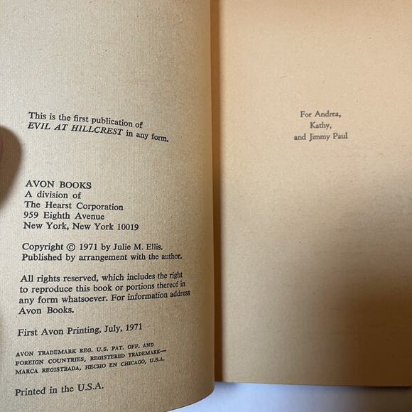 Evil At Hillcrest by Julie Ellis 1971 First Printing Avon Books Paperback Gothic - Picture 4 of 8